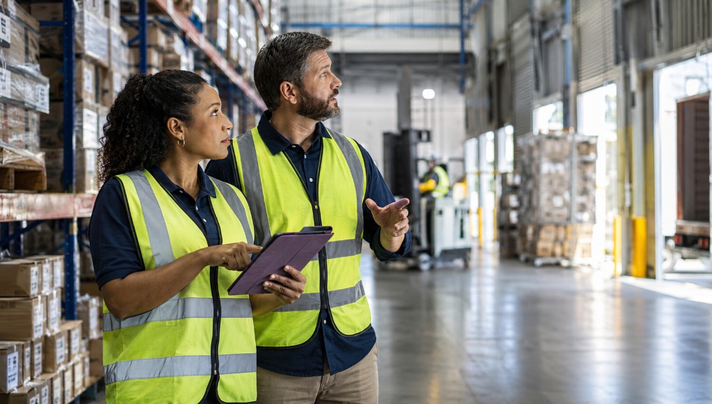 Operations leaders using live context on the warehouse floor